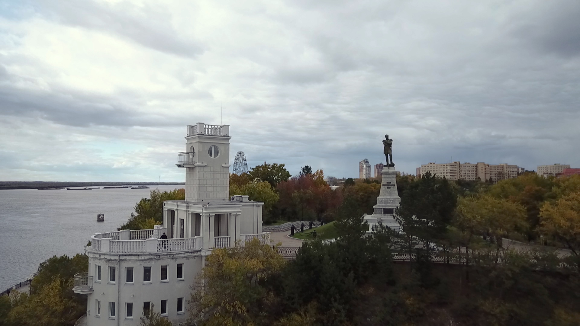 Хабаровский утес. Утес на Амуре в Хабаровске. Памятник Хабаровску на Утесе. Хабаровск набережная Утес.