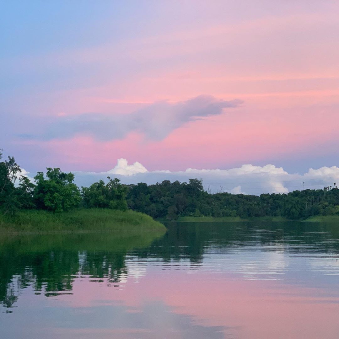 Рассвет на воде, одно из самых прекрасных составляющих рыбалки.  Sunrise on the water is most beautiful part of fishing.