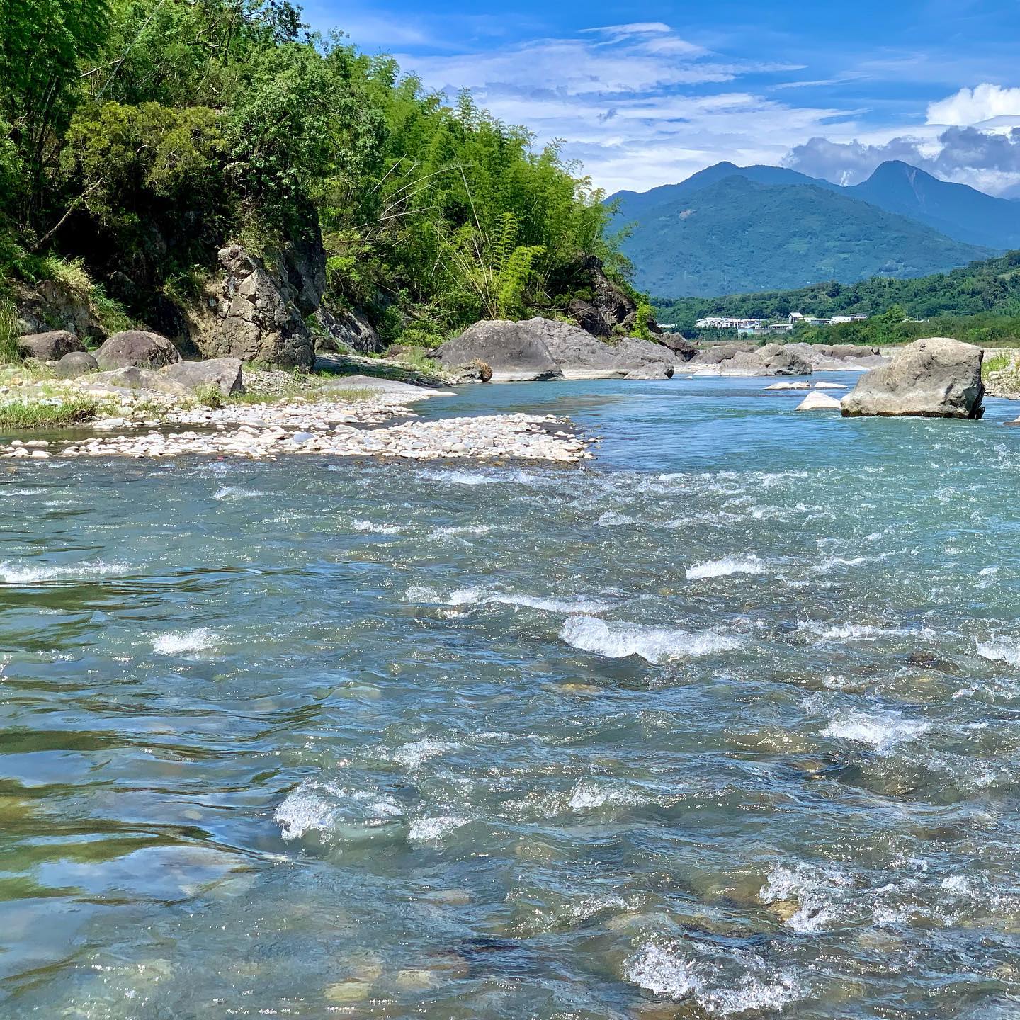 Плохо, когда совсем муть и когда супер прозрачная вода. Вот такая, немного мутноватая, самый лучший вариант. Muddy water and clear water is most bad condition for fishing. Best case is little muddy.