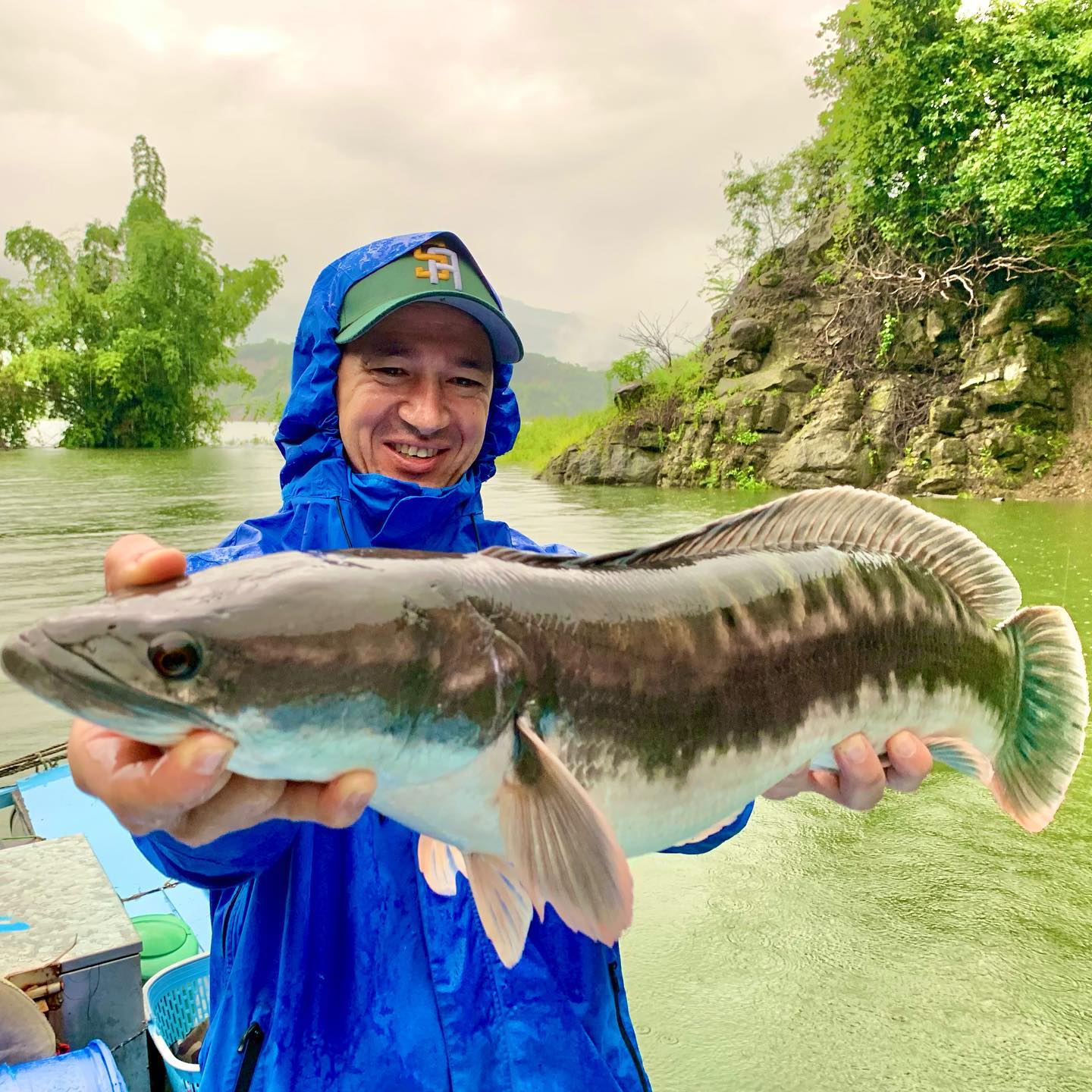 Ливень не помеха когда клюёт! @duanesworld82 Torrential rain is not disturbing when the fish bites!