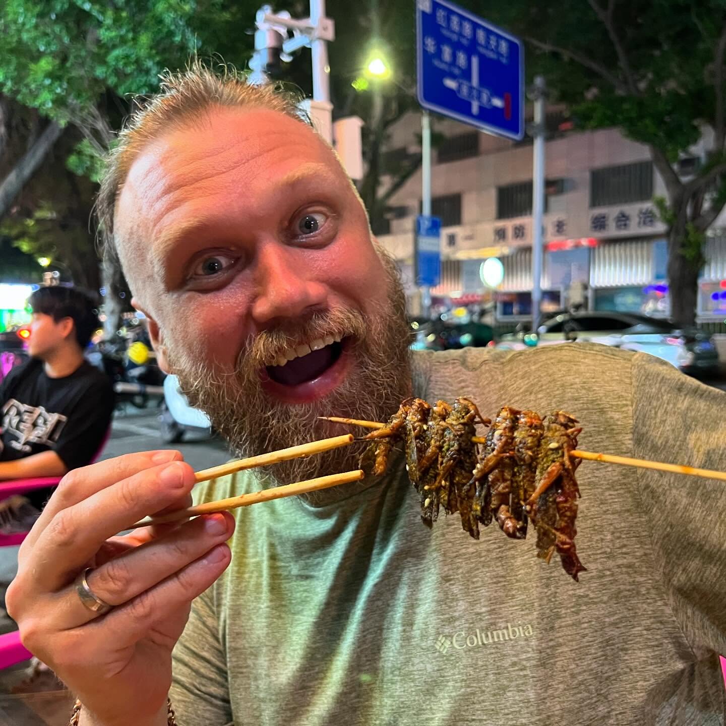 Ate grasshoppers, street food of Shenzhen