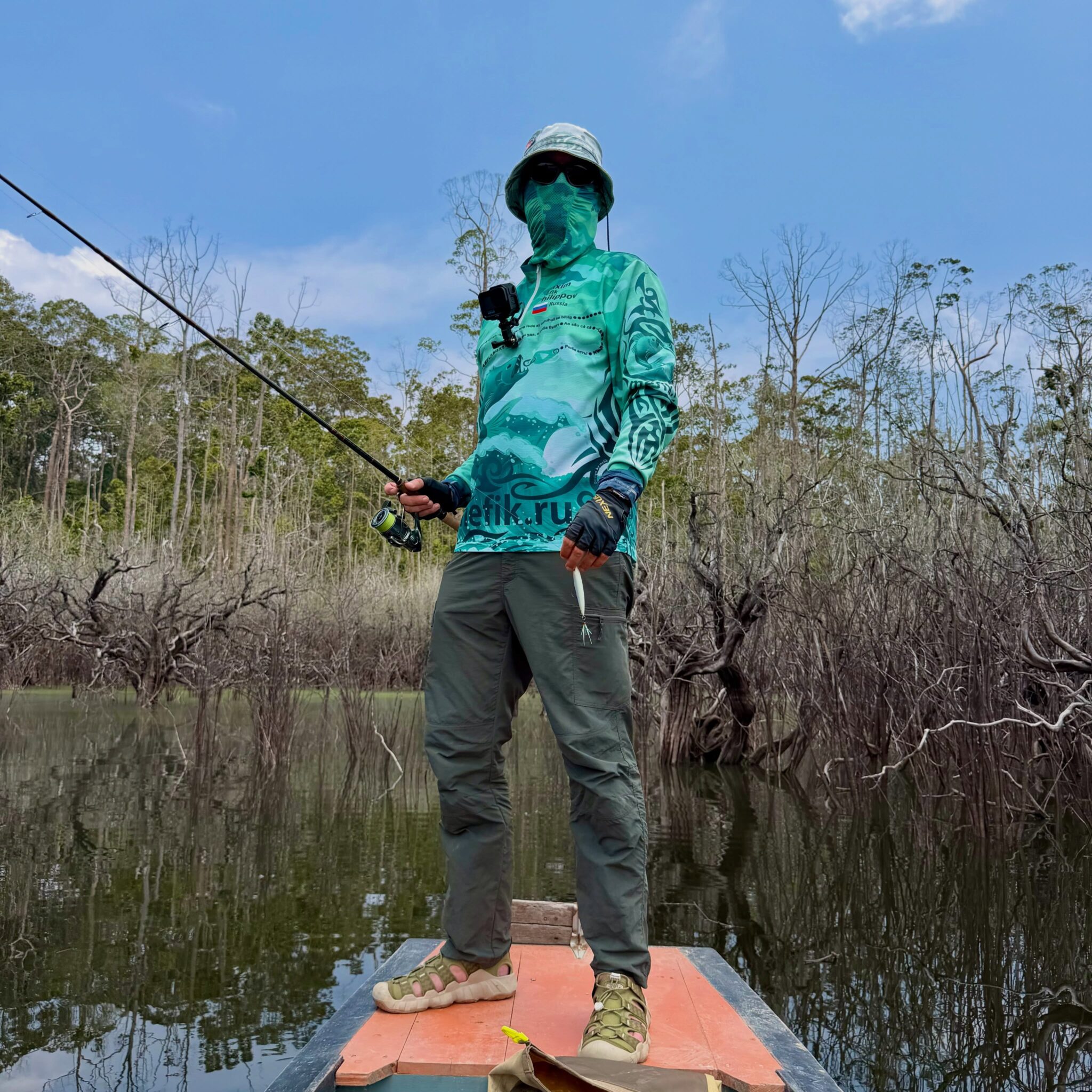 Deep jungle Borneo fishing. I found myself deep in the jungle with a local guide, in a place known as the kingdom of the toman. That was exactly what I was hunting for. Judging by the splashing and activity, there were certainly plenty of fish around. All day long, I could hear nothing but heavy thuds and massive splashes. I was surrounded by a flooded forest of dead trees; the toman were lurking deep within the brush, making it impossible to cast a lure in there.
Not a single bite in this magical place, yet I’m not the least bit disappointed!